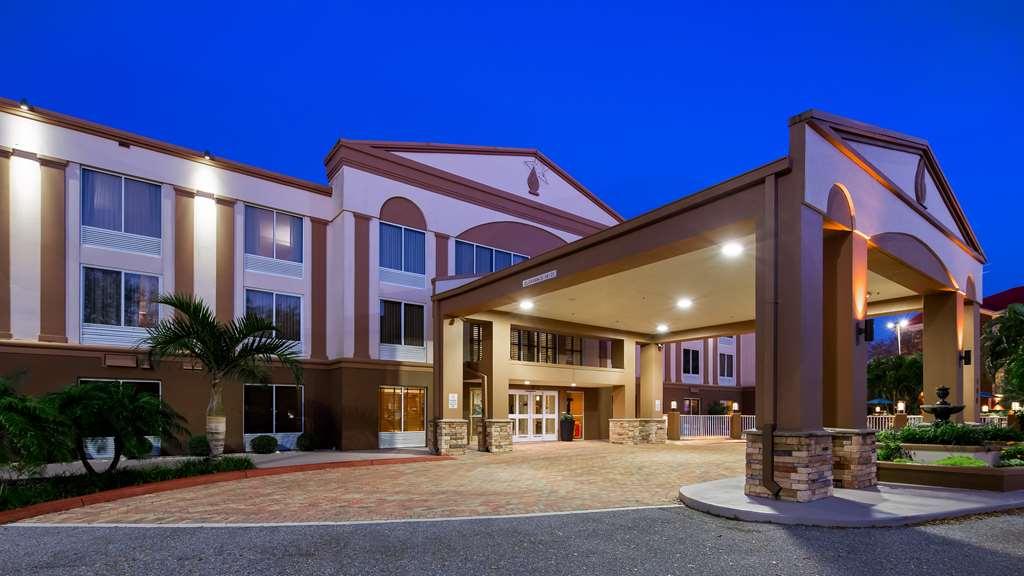 Best Western Plus Ambassador Suites Venice Gardens Exterior photo
