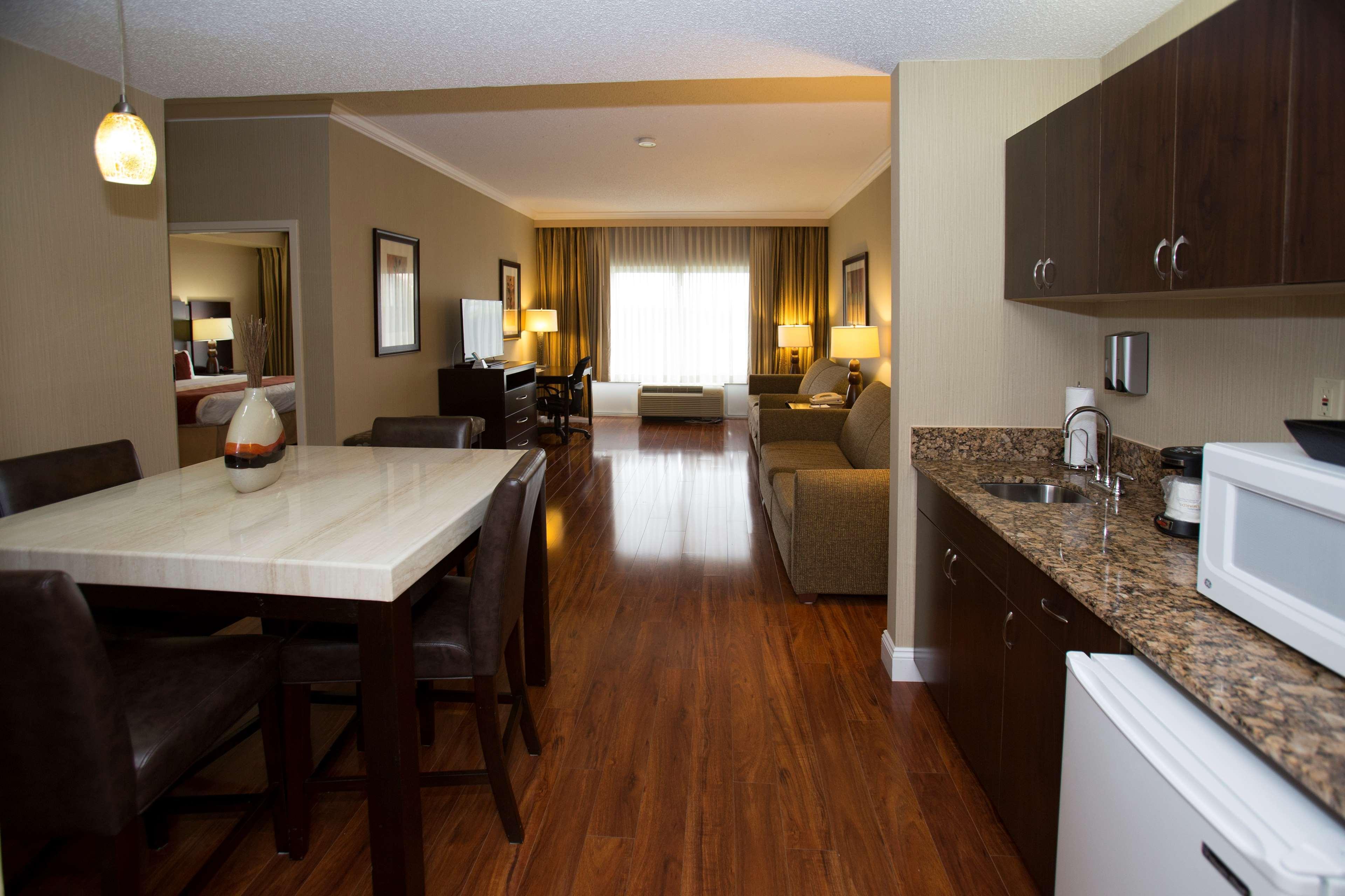 Best Western Plus Ambassador Suites Venice Gardens Exterior photo