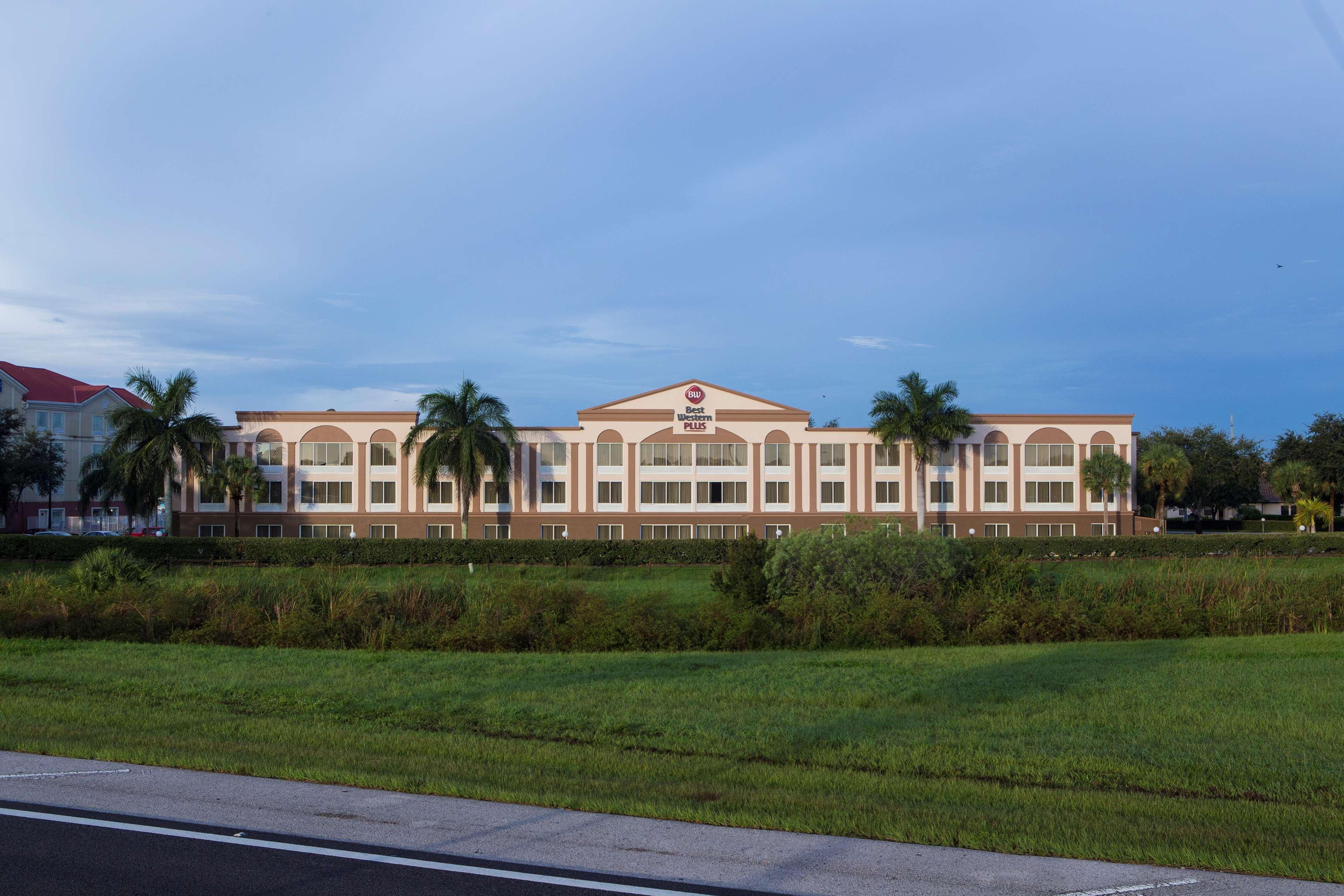 Best Western Plus Ambassador Suites Venice Gardens Exterior photo