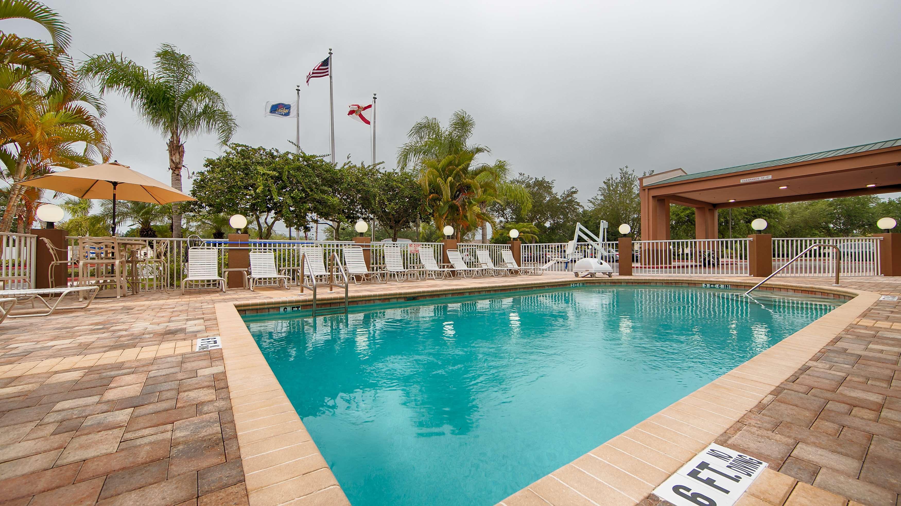 Best Western Plus Ambassador Suites Venice Gardens Exterior photo