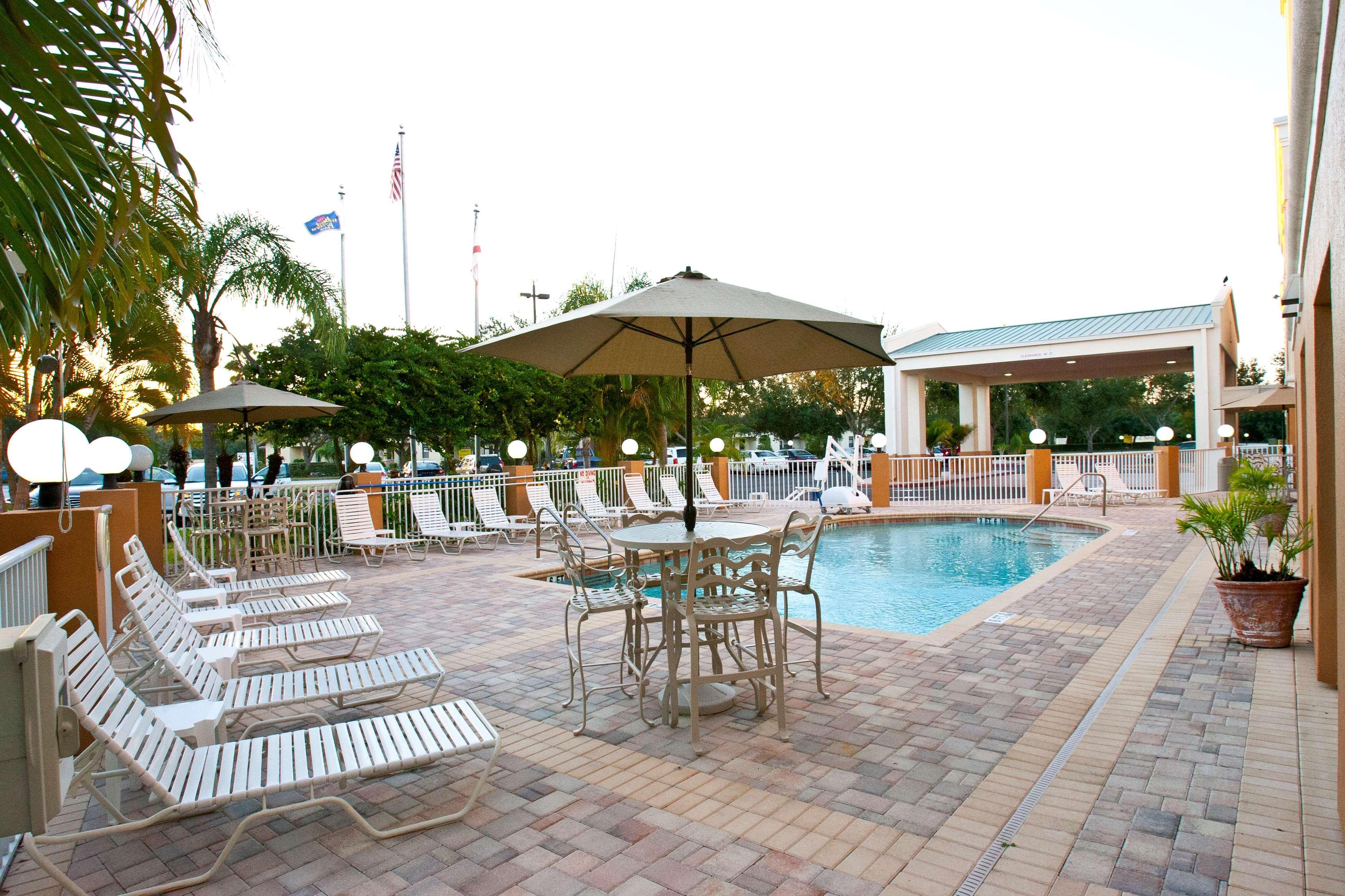 Best Western Plus Ambassador Suites Venice Gardens Exterior photo