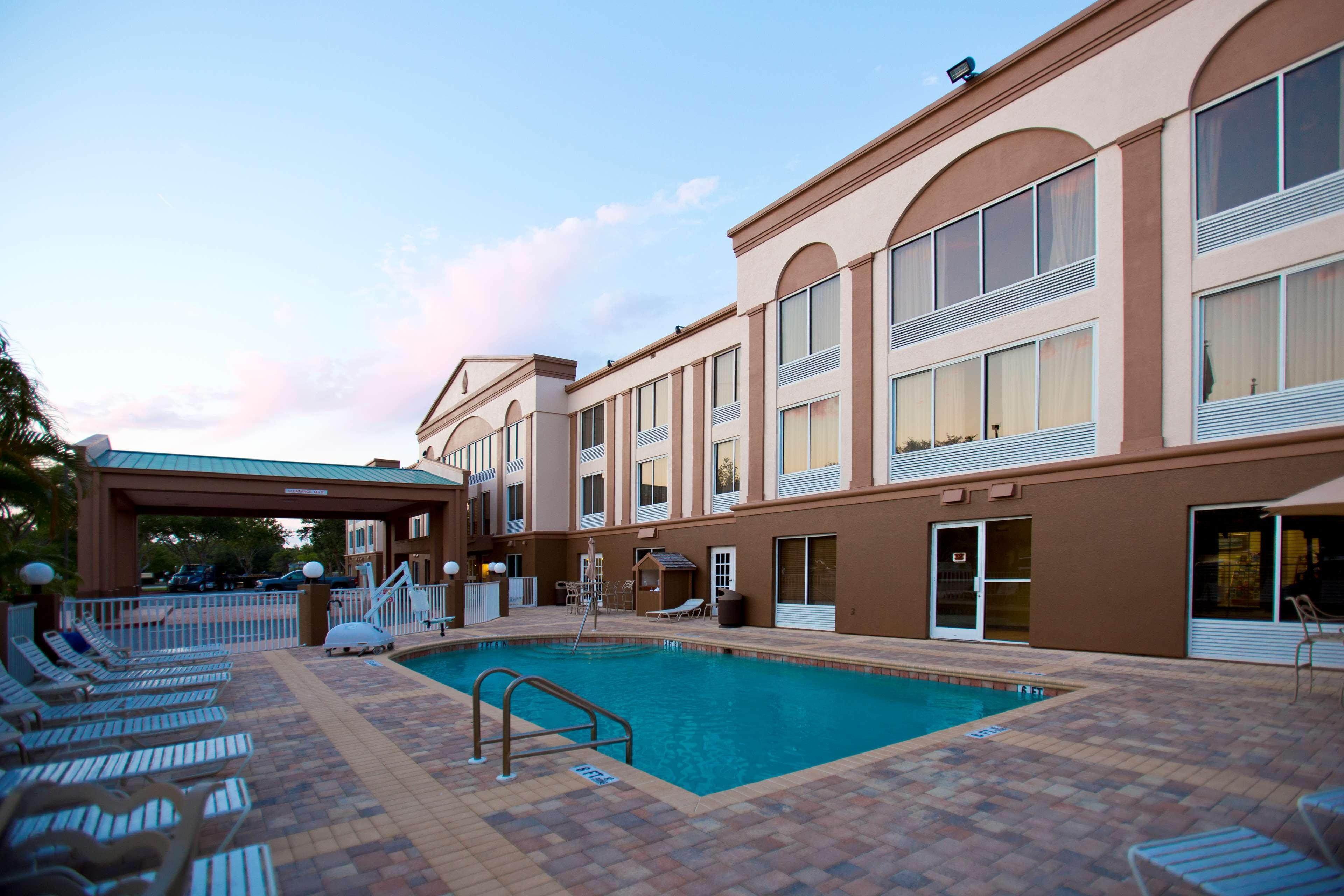 Best Western Plus Ambassador Suites Venice Gardens Exterior photo