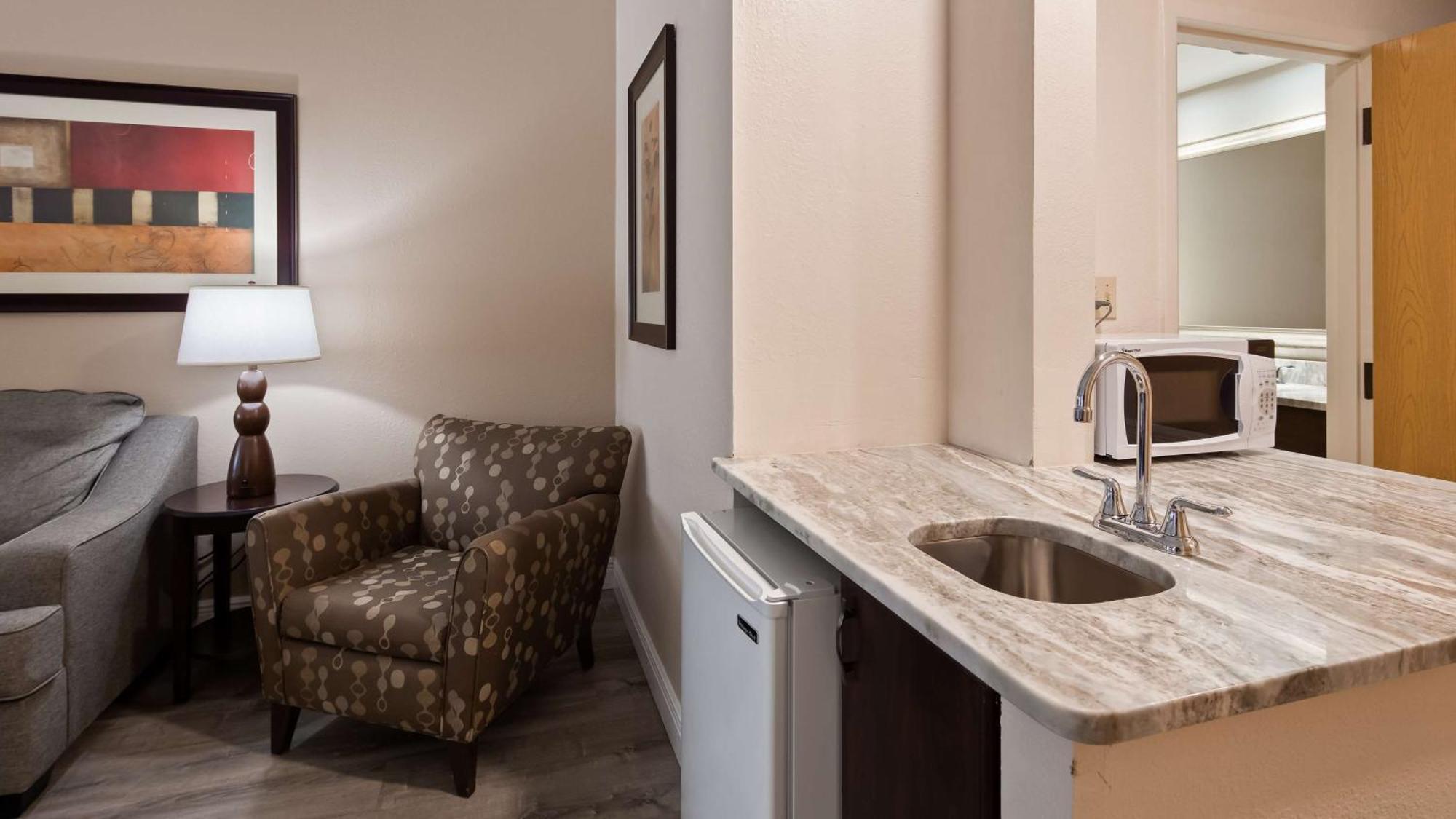Best Western Plus Ambassador Suites Venice Gardens Exterior photo