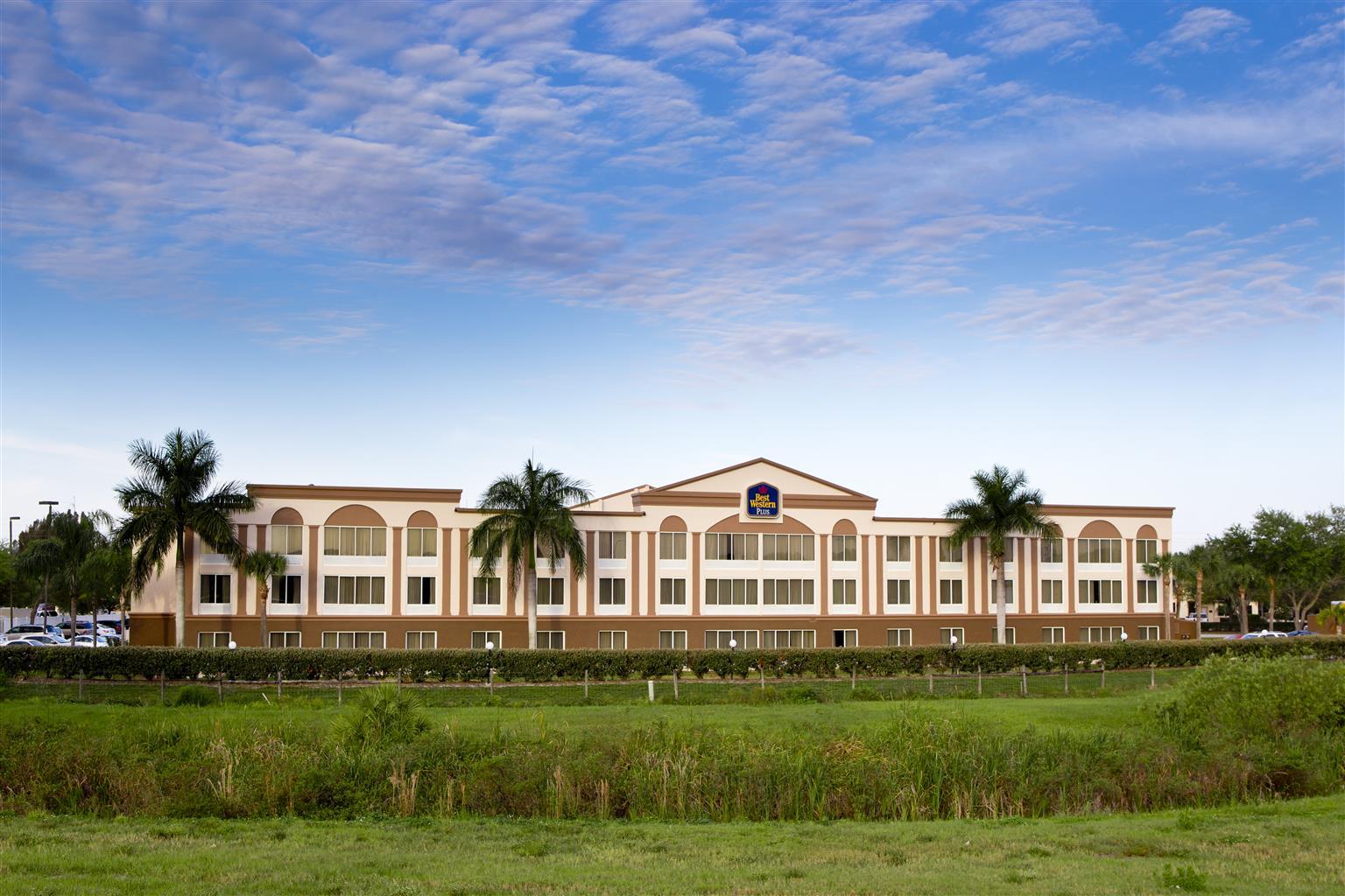 Best Western Plus Ambassador Suites Venice Gardens Exterior photo