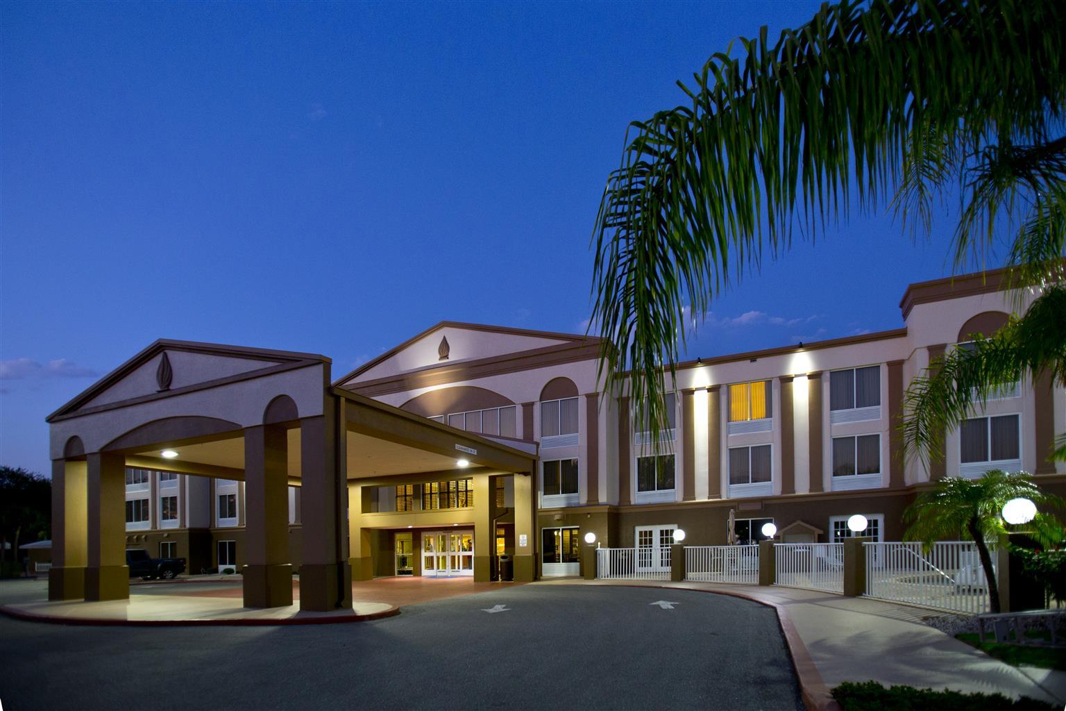 Best Western Plus Ambassador Suites Venice Gardens Exterior photo
