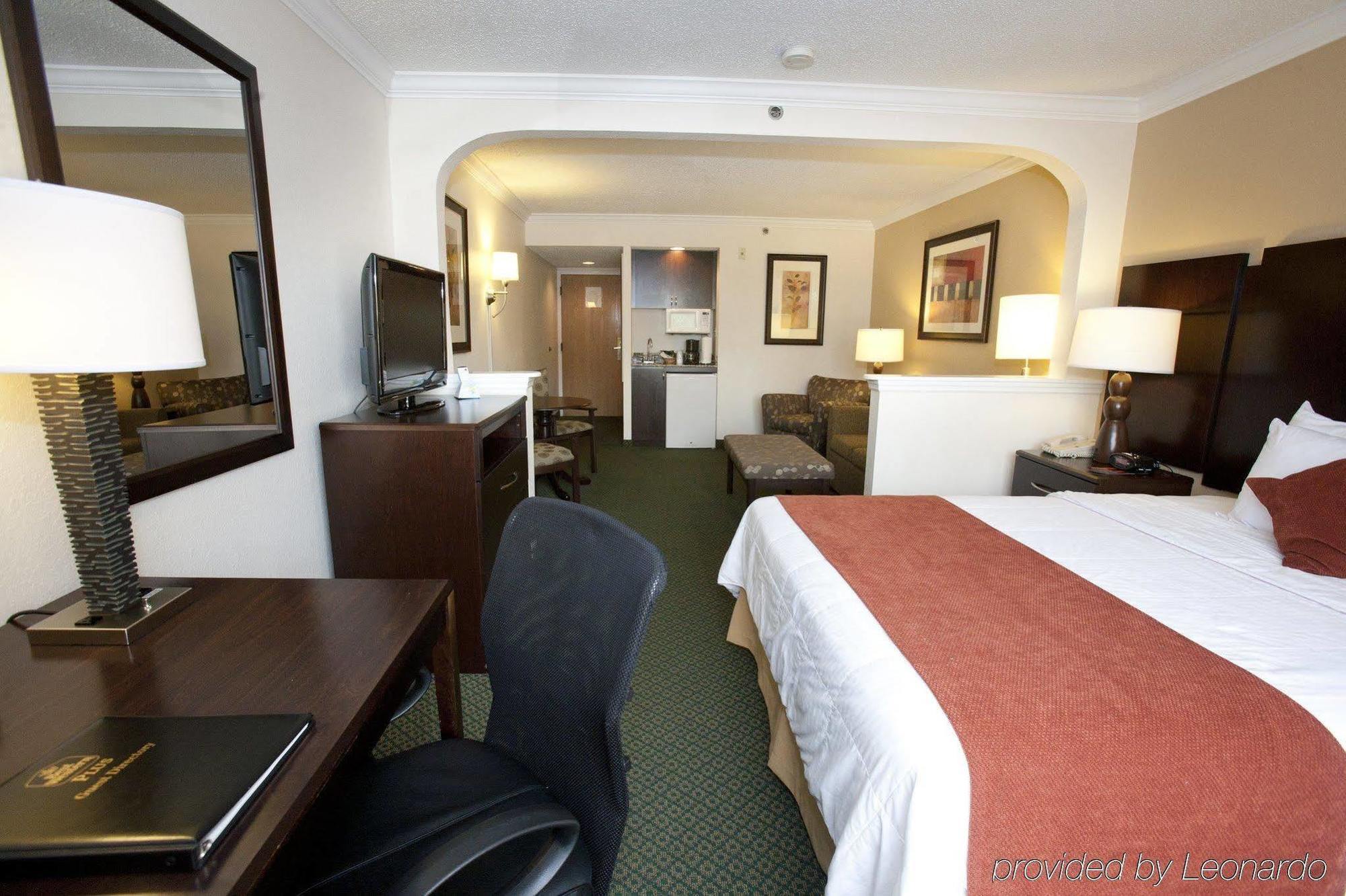 Best Western Plus Ambassador Suites Venice Gardens Room photo