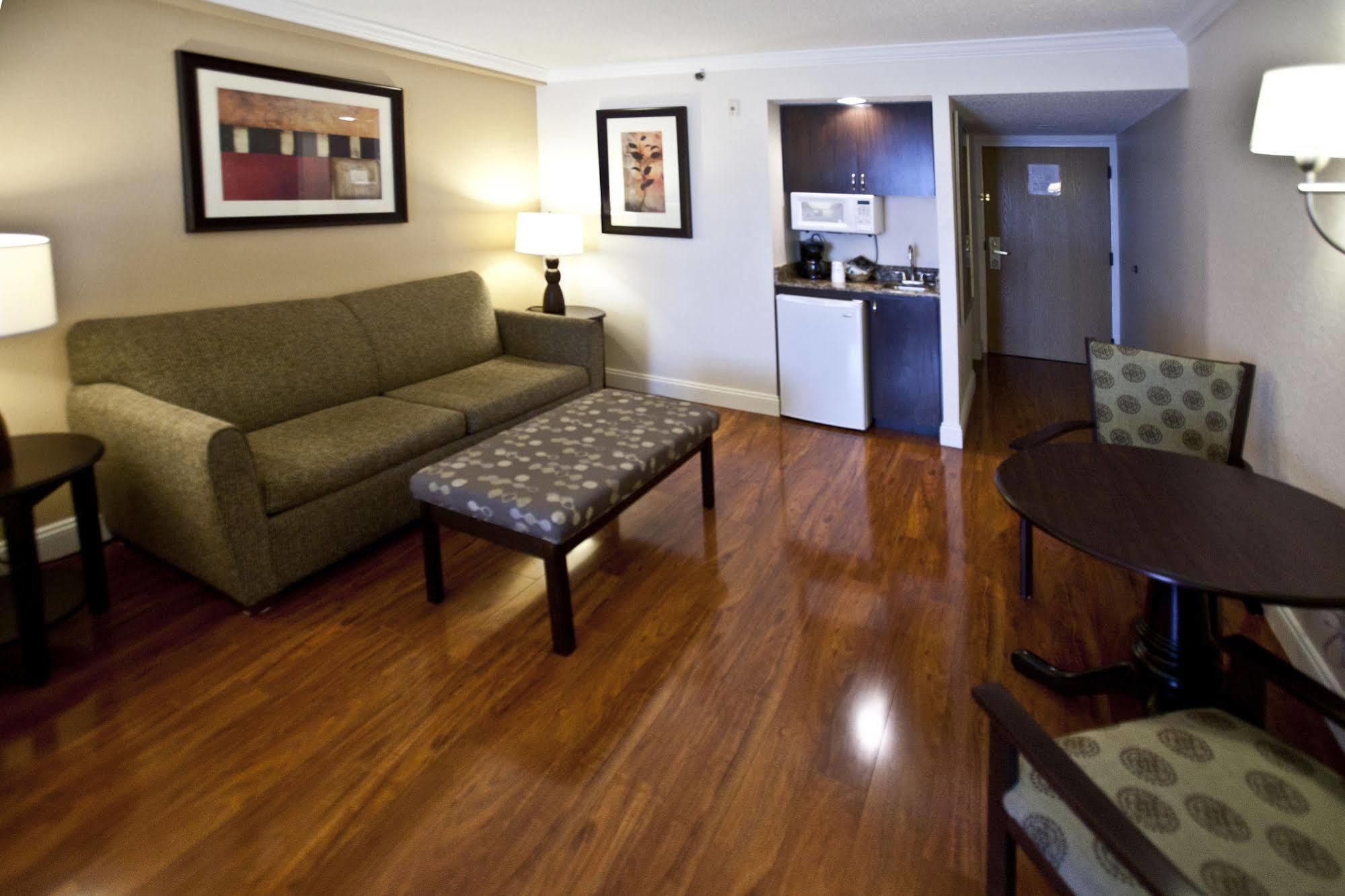 Best Western Plus Ambassador Suites Venice Gardens Exterior photo